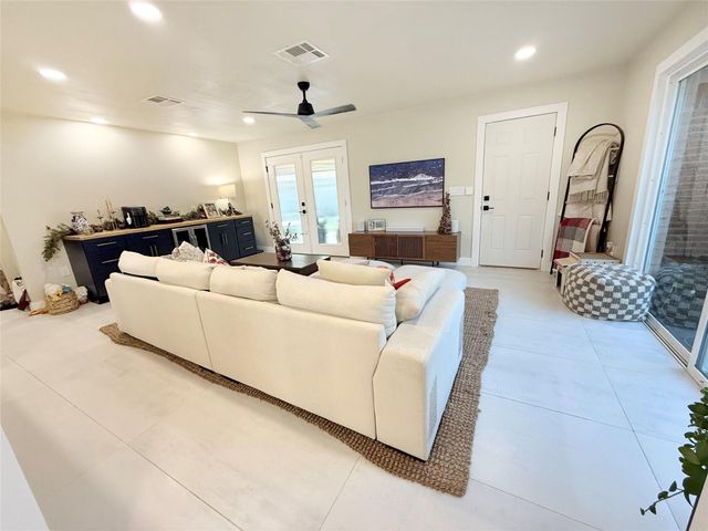 202 Pine Street, Lake Jackson, TX 77566