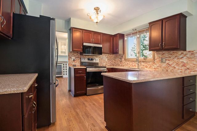 312 Dorchester Way, Milford, MI 48381