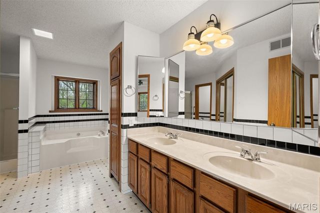 5171 Waters Edge Drive, Hillsboro, MO 63050