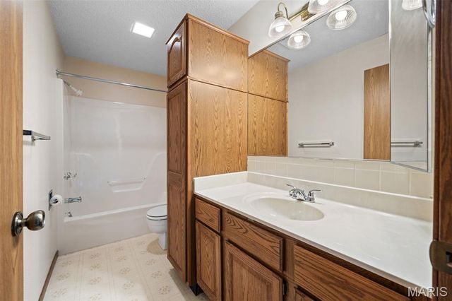 5171 Waters Edge Drive, Hillsboro, MO 63050