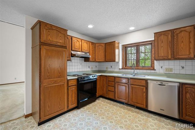 5171 Waters Edge Drive, Hillsboro, MO 63050