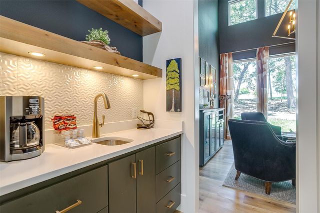 125 Red Oak Drive, Decatur, TX 76234