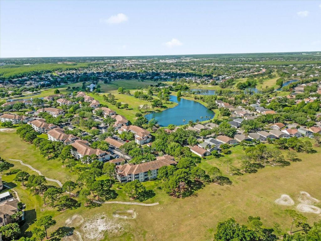 Image 28 of property listing at 13953 FAIRWAY ISLAND DRIVE 618, Orlando, FL 32837