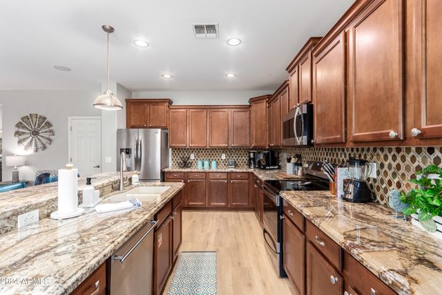 2695 E RAKESTRAW Lane, Gilbert, AZ 85298