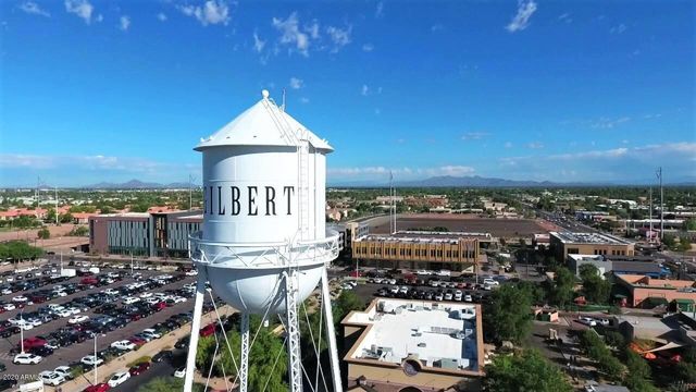 2695 E RAKESTRAW Lane, Gilbert, AZ 85298
