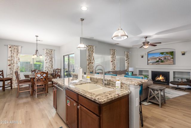 2695 E RAKESTRAW Lane, Gilbert, AZ 85298