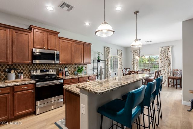 2695 E RAKESTRAW Lane, Gilbert, AZ 85298