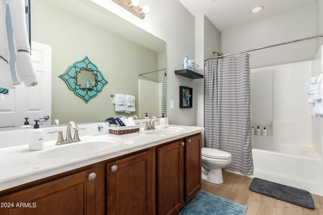 2695 E RAKESTRAW Lane, Gilbert, AZ 85298