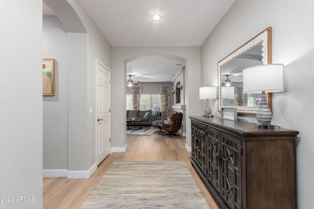 2695 E RAKESTRAW Lane, Gilbert, AZ 85298