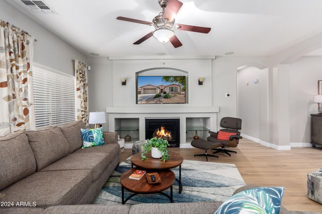 2695 E RAKESTRAW Lane, Gilbert, AZ 85298