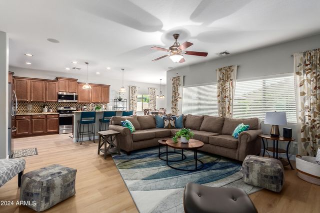 2695 E RAKESTRAW Lane, Gilbert, AZ 85298