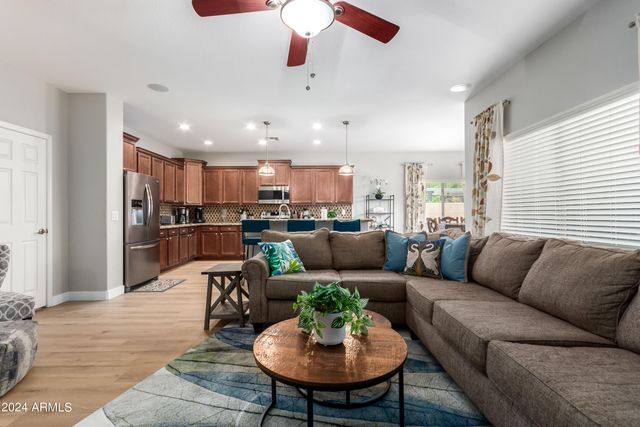 2695 E RAKESTRAW Lane, Gilbert, AZ 85298
