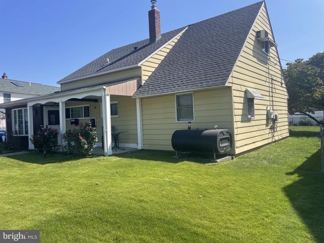 16 HONEYSUCKLE LN, Levittown, PA 19055
