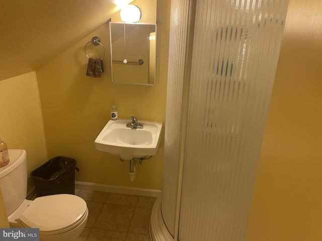 16 HONEYSUCKLE LN, Levittown, PA 19055