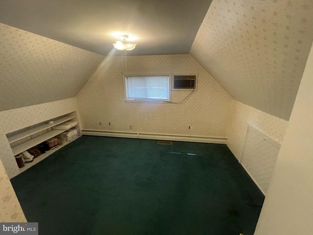 16 HONEYSUCKLE LN, Levittown, PA 19055