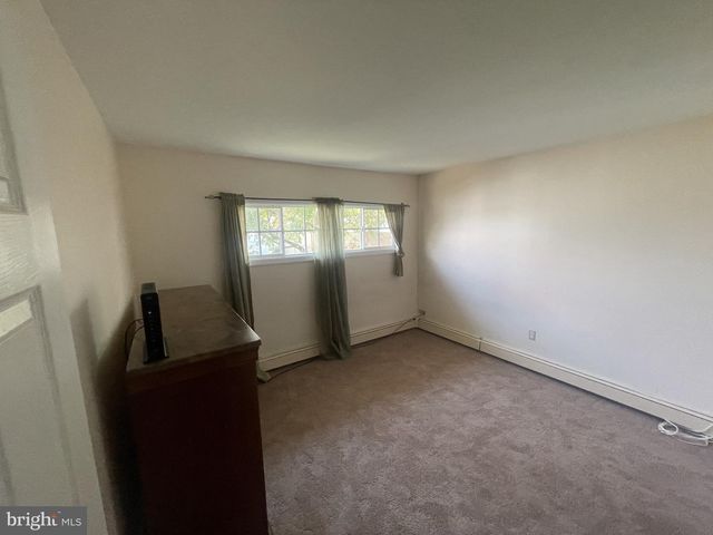16 HONEYSUCKLE LN, Levittown, PA 19055
