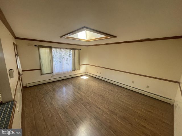 16 HONEYSUCKLE LN, Levittown, PA 19055