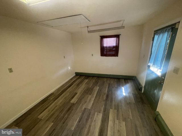 16 HONEYSUCKLE LN, Levittown, PA 19055