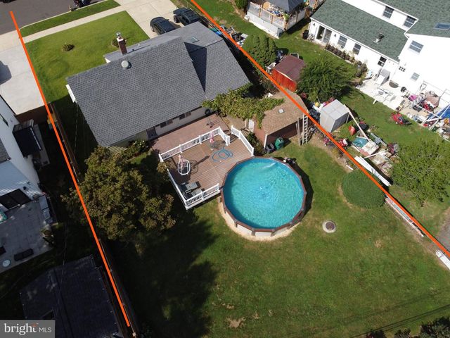 16 HONEYSUCKLE LN, Levittown, PA 19055
