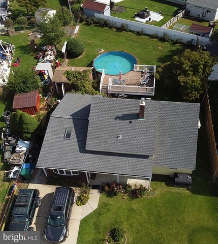 16 HONEYSUCKLE LN, Levittown, PA 19055