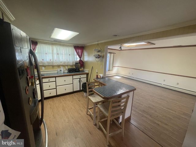16 HONEYSUCKLE LN, Levittown, PA 19055