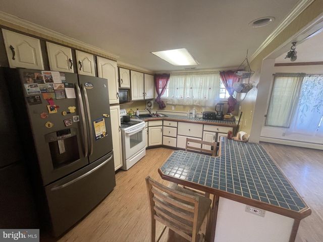 16 HONEYSUCKLE LN, Levittown, PA 19055