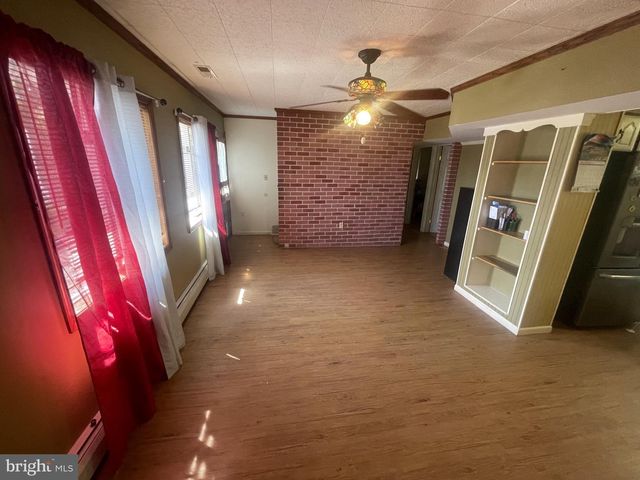 16 HONEYSUCKLE LN, Levittown, PA 19055