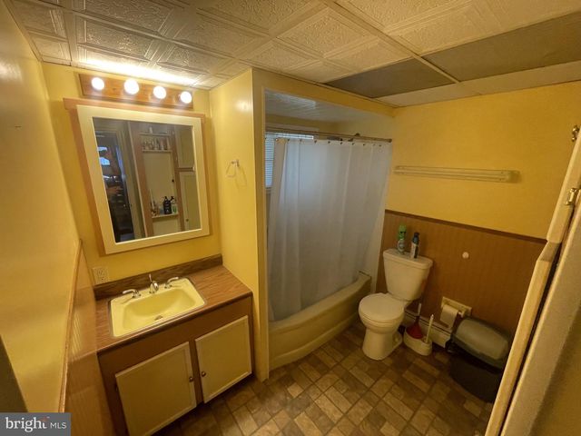 16 HONEYSUCKLE LN, Levittown, PA 19055