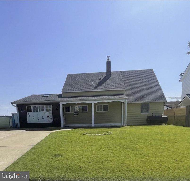 16 HONEYSUCKLE LN, Levittown, PA 19055