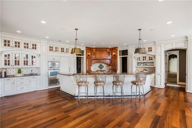 27596 W Highland Circle, Olathe, KS 66061