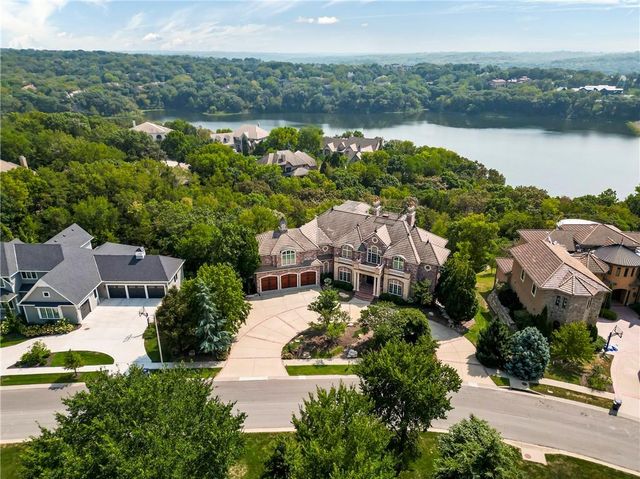 27596 W Highland Circle, Olathe, KS 66061