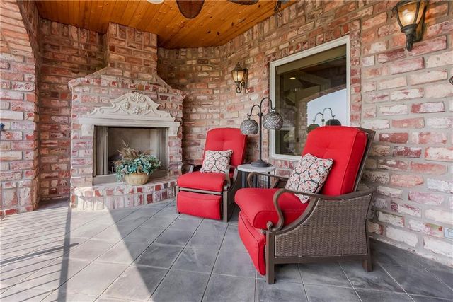 27596 W Highland Circle, Olathe, KS 66061