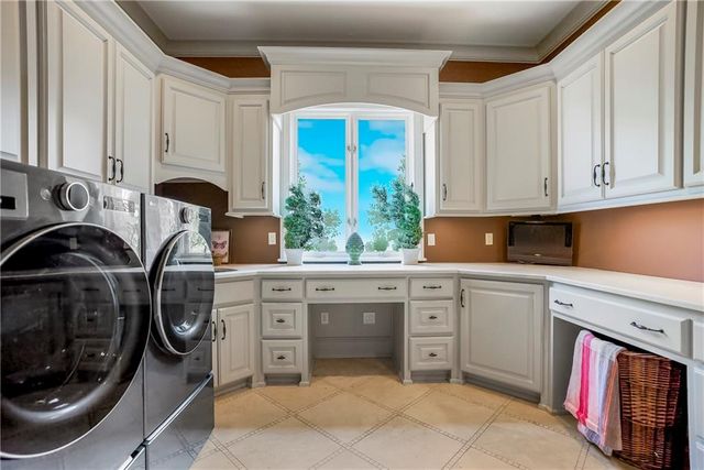 27596 W Highland Circle, Olathe, KS 66061