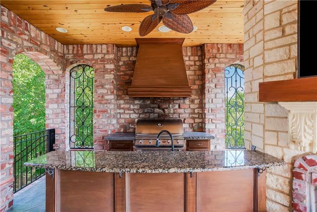 27596 W Highland Circle, Olathe, KS 66061