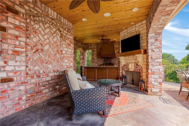 27596 W Highland Circle, Olathe, KS 66061