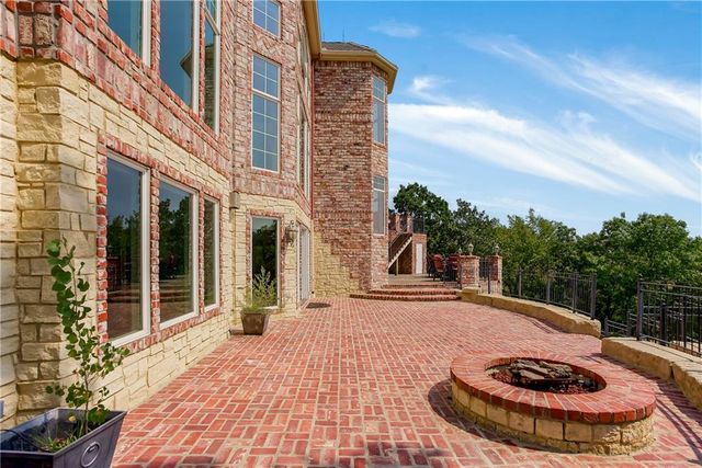 27596 W Highland Circle, Olathe, KS 66061