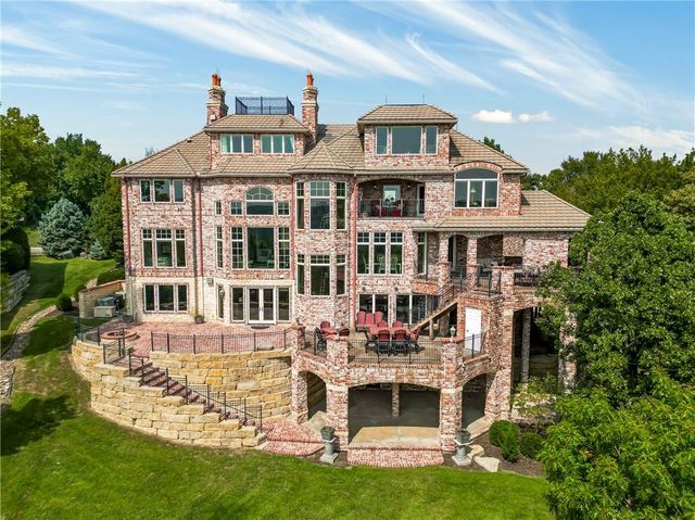 27596 W Highland Circle, Olathe, KS 66061