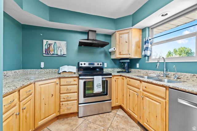 2546 W KAMAS DR, Taylorsville, UT 84129