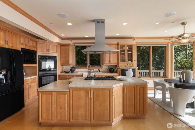 12510 Holmes Point Drive NE, Kirkland, WA 98034