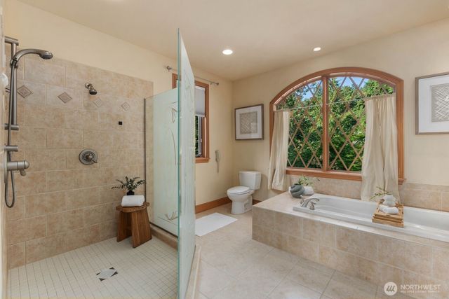 12510 Holmes Point Drive NE, Kirkland, WA 98034