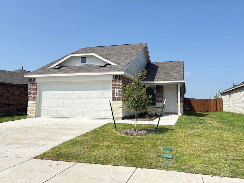 2260 Neyland Drive, Ennis, TX 75119