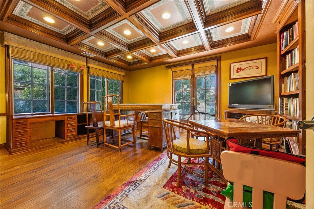 Image 10 of property listing at 2280 S Oak Knoll Avenue, San Marino, CA 91108