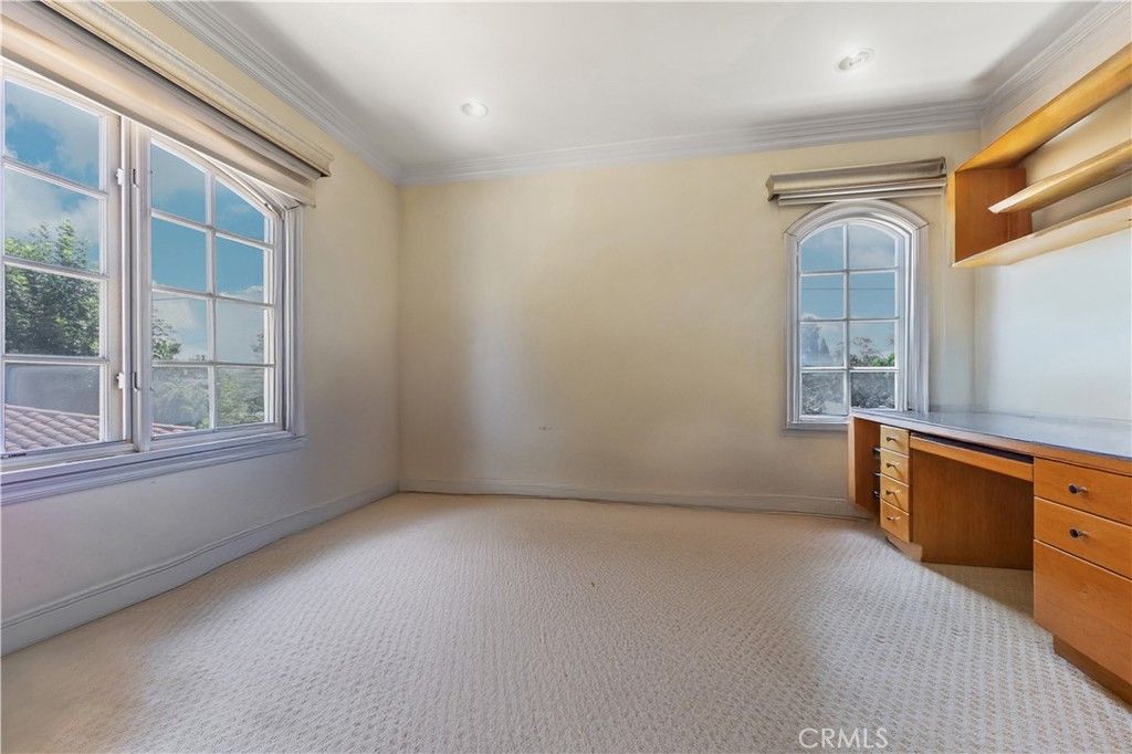 Image 14 of property listing at 2280 S Oak Knoll Avenue, San Marino, CA 91108