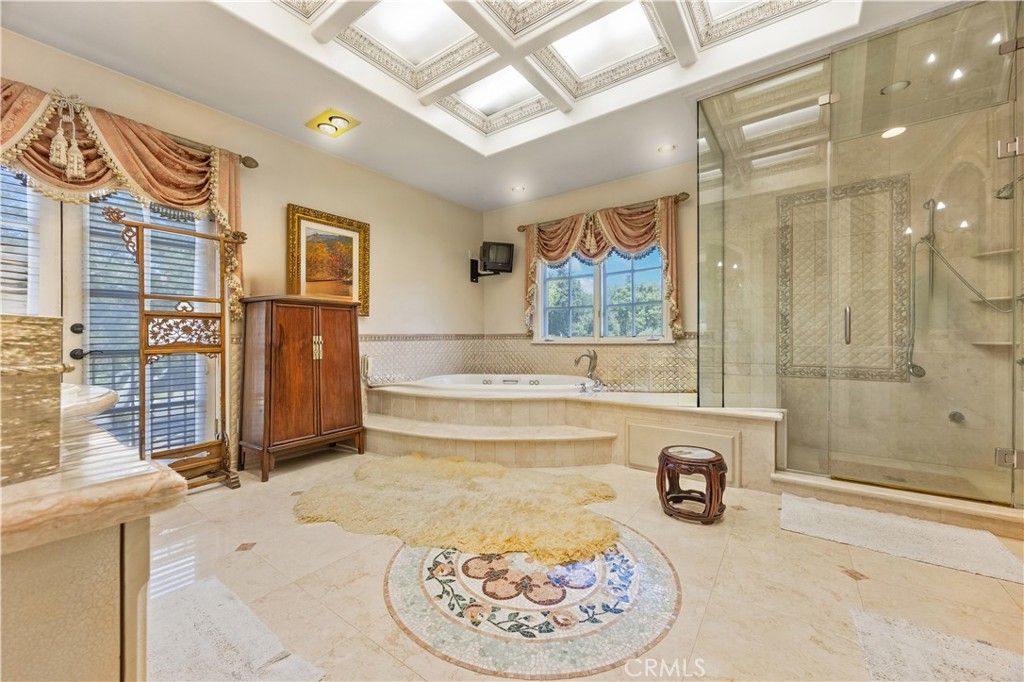 Image 16 of property listing at 2280 S Oak Knoll Avenue, San Marino, CA 91108