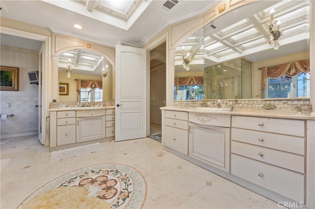 Image 17 of property listing at 2280 S Oak Knoll Avenue, San Marino, CA 91108