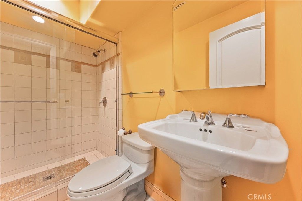 Image 26 of property listing at 2280 S Oak Knoll Avenue, San Marino, CA 91108
