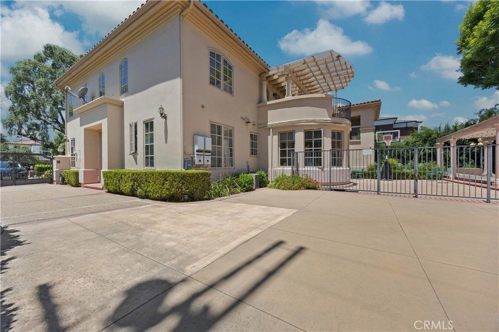 Image 29 of property listing at 2280 S Oak Knoll Avenue, San Marino, CA 91108
