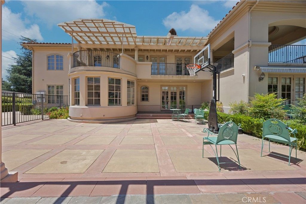 Image 30 of property listing at 2280 S Oak Knoll Avenue, San Marino, CA 91108