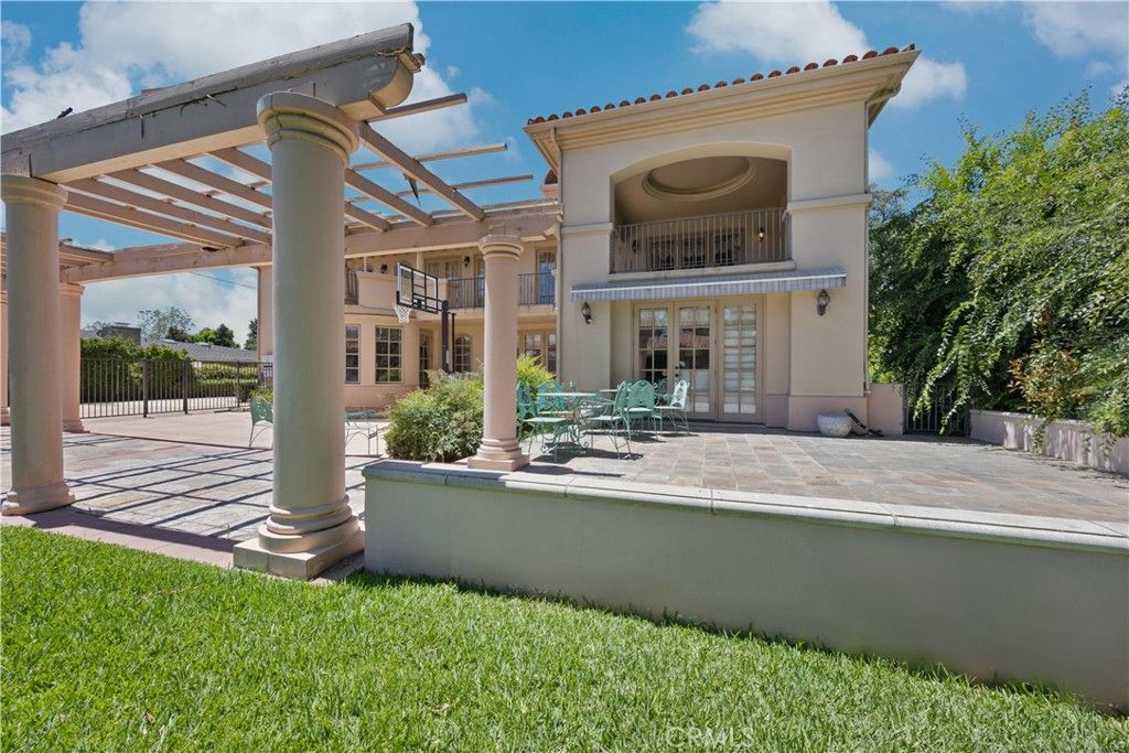 Image 31 of property listing at 2280 S Oak Knoll Avenue, San Marino, CA 91108