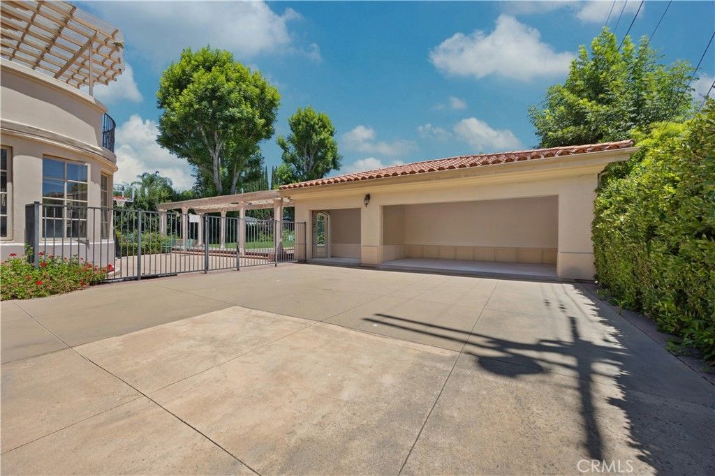 Image 37 of property listing at 2280 S Oak Knoll Avenue, San Marino, CA 91108